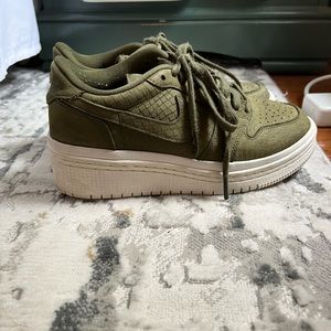 Nike Jordan Air low// platform